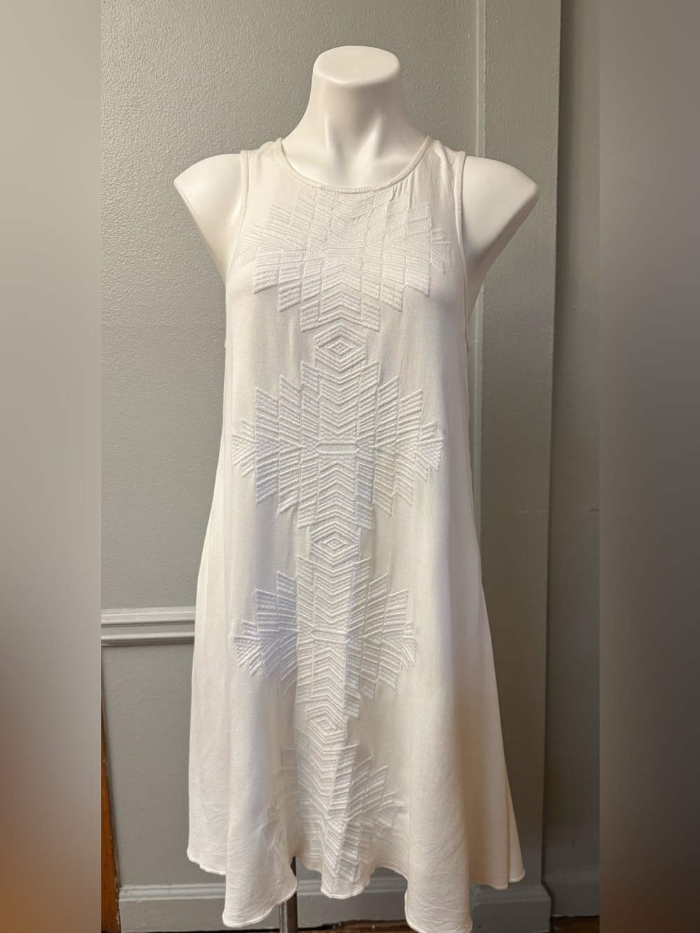 Judith March White Sleeveless Embroidered Shift Dress